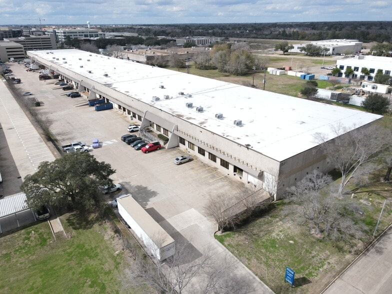 More Photos Of 1325 S Creek Dr, Houston Warehouse For Lease