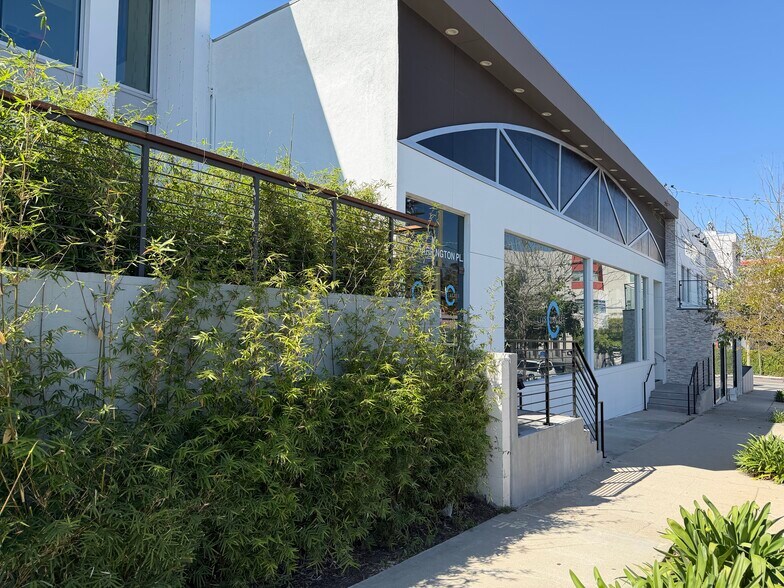 More Photos Of 137-141 S Barrington Pl, Los Angeles Unknown For Lease