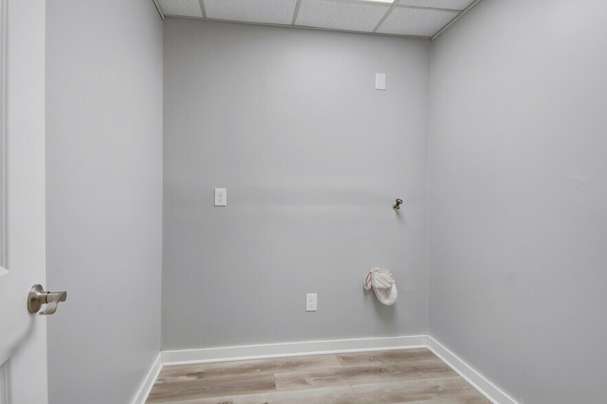 More Photos Of 953 Lane Ave S, Jacksonville Medical For Lease