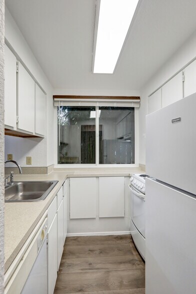 More Photos Of 12607 NE 119th St, Kirkland Apartments For Sale
