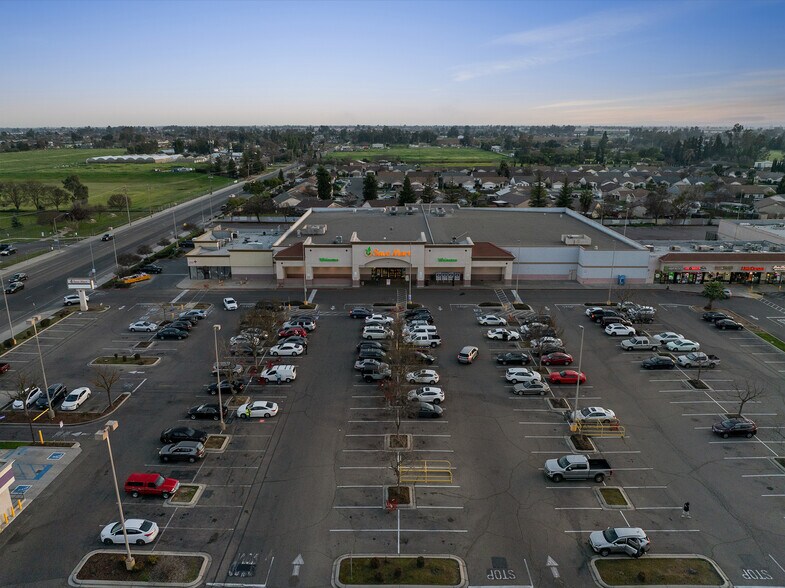Primary Photo Of 4043 W Clinton Ave, Fresno Supermarket For Sale