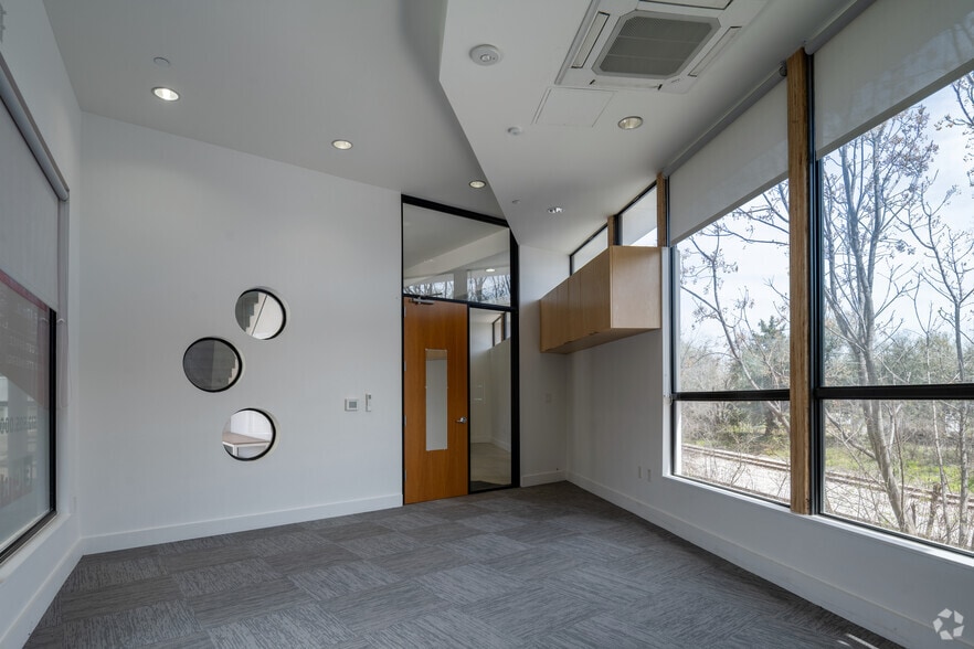 More Photos Of 2921 E 17th St, Austin Loft Creative Space For Sale