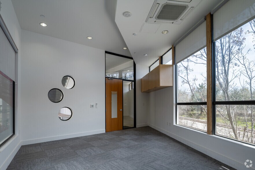 More Photos Of 2921 E 17th St, Austin Loft Creative Space For Sale