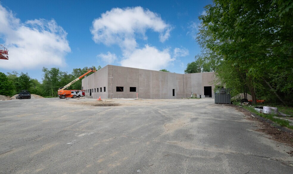 More Photos Of 113 Silvermine Rd, Brookfield Warehouse For Lease