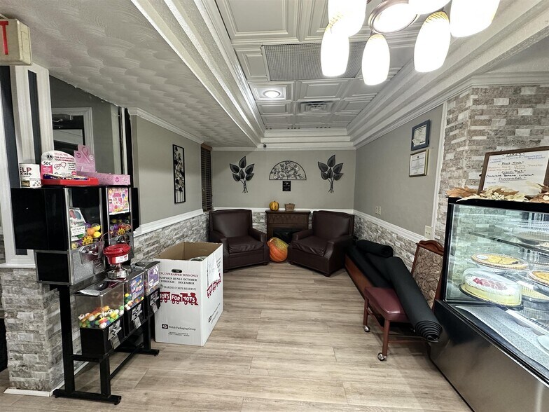 More Photos Of 1427 W Galena Ave, Freeport Freestanding For Sale