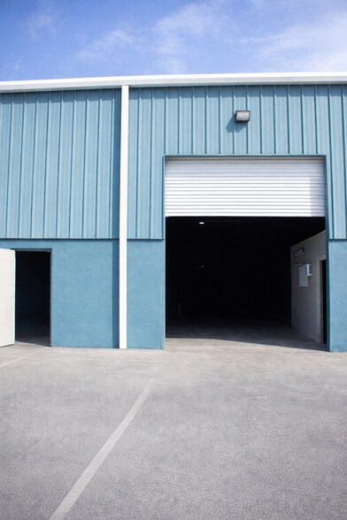 More Photos Of 7850 N Orange Blossom Trl, Orlando Warehouse For Lease