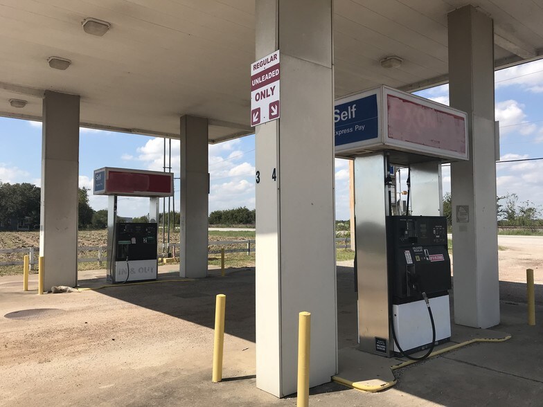 More Photos Of 1100 Main St, East Bernard Storefront For Lease