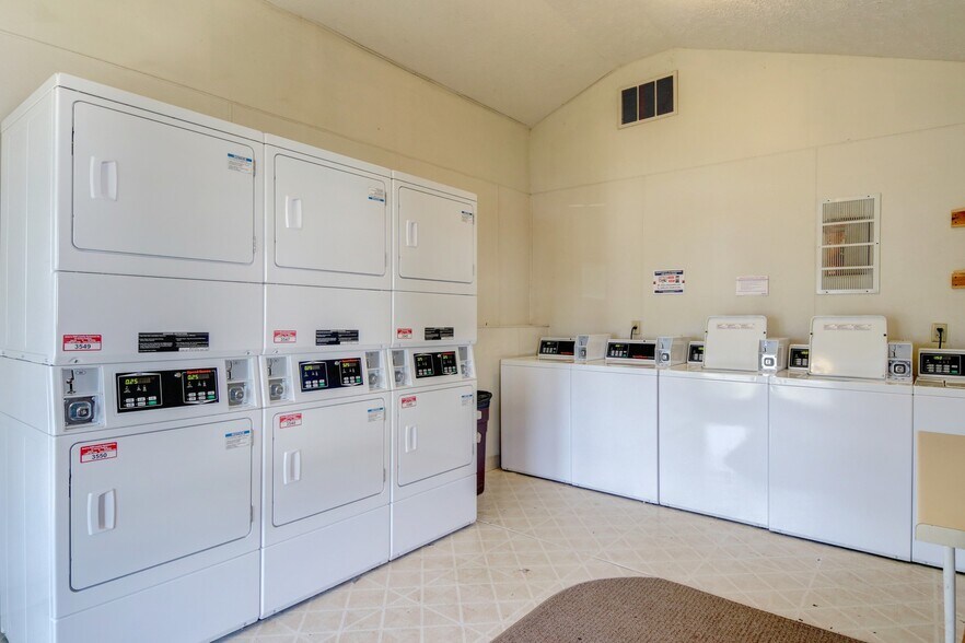 More Photos Of 717 Fairmont Dr, Bloomington Apartments For Sale