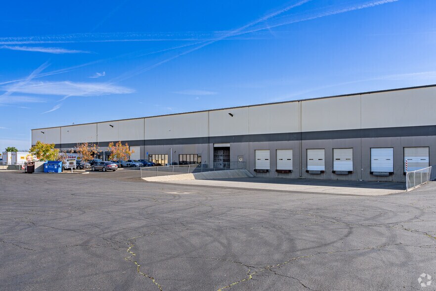 More Photos Of 7940 W Doe Ave, Visalia Distribution For Lease