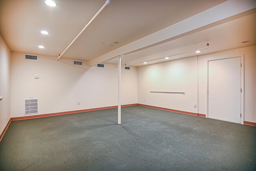 More Photos Of 127 Long Sands Rd, York Storefront For Lease
