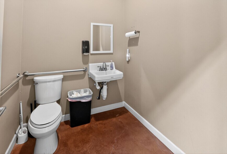 More Photos Of 15590 Florida Blvd, Baton Rouge Showroom For Sale