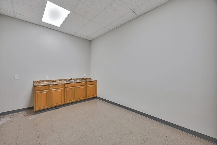 More Photos Of 1035 Vandercar Dr, Florence General Retail For Lease