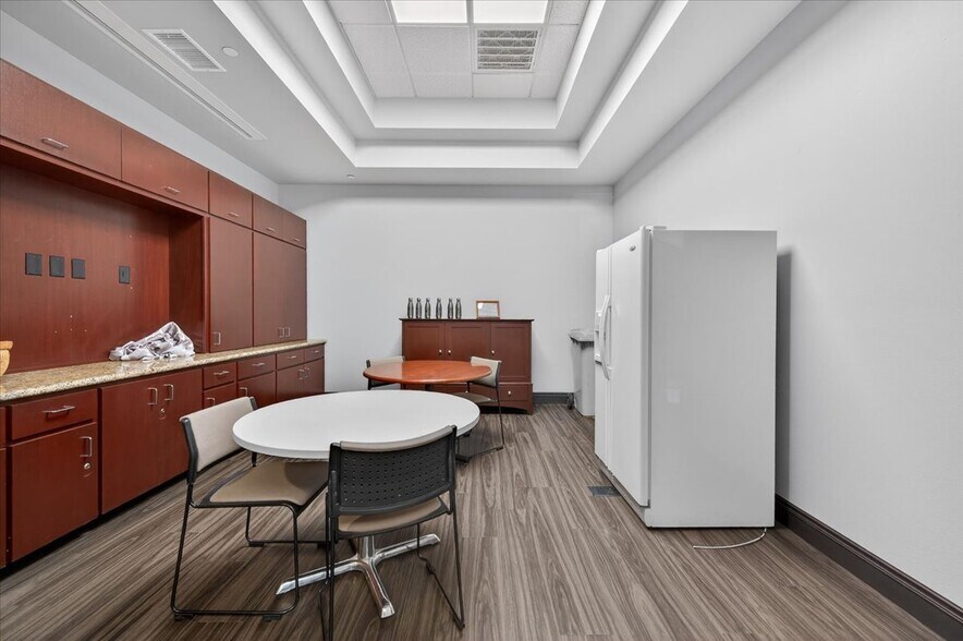 More Photos Of 7060 N Fresno St, Fresno Office For Lease