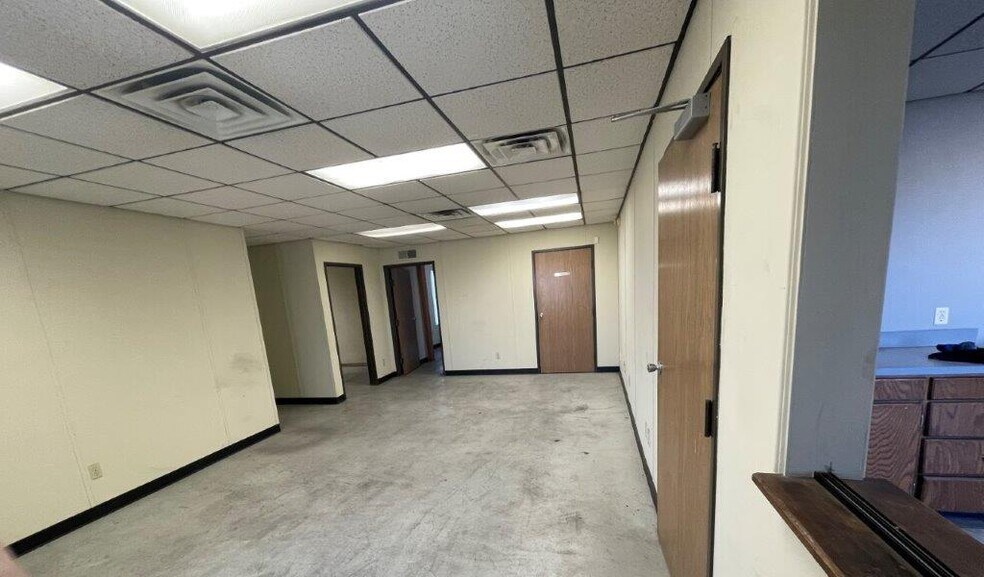 More Photos Of 325 Frontier Dr, Oklahoma City Truck Terminal For Lease