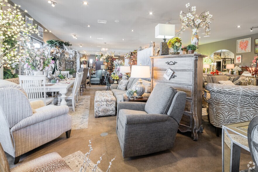 More Photos Of 1208 Donna Dr, Carterville Freestanding For Sale