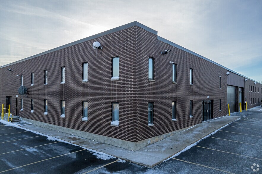 More Photos Of 815-835 Blackhawk Dr, Westmont Warehouse For Lease