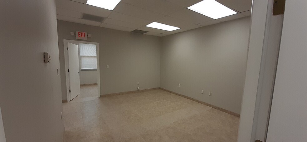 More Photos Of 8359 Stringfellow Rd, Saint James City Medical For Lease