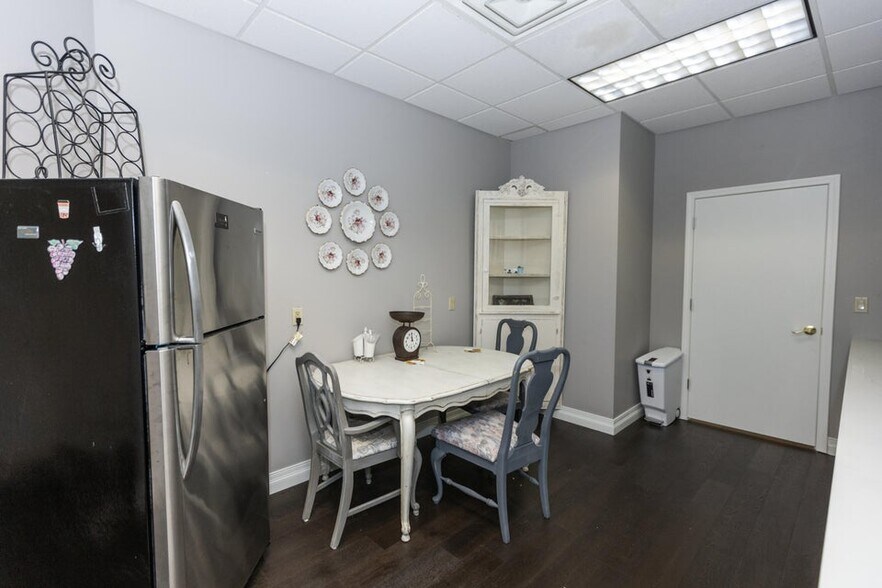 More Photos Of 3060 S Fremont Ave, Springfield General Retail For Sale