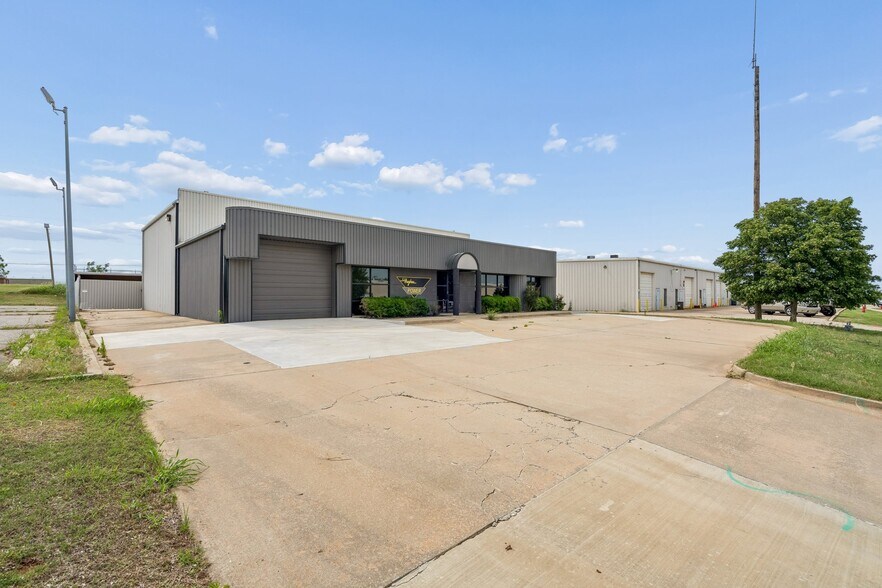 More Photos Of 7925 N Wilshire Ct, Oklahoma City Manufacturing For Sale