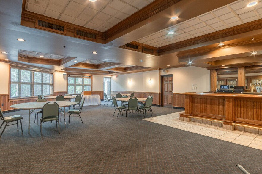 More Photos Of 2305 Sherman St, Wausau General Retail For Sale