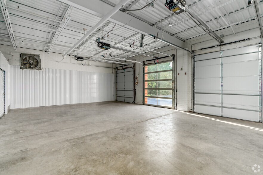More Photos Of 900 Pressley Rd, Charlotte Warehouse For Lease
