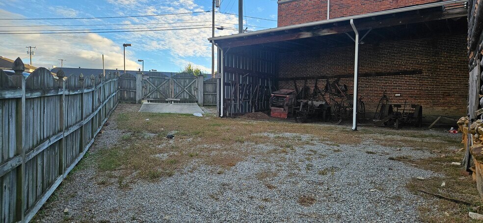 More Photos Of 306 W Main St, South Hill Flex For Lease