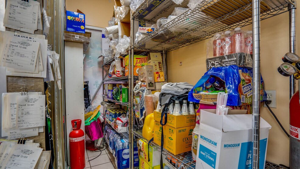 More Photos Of 1015 Crocker St, Los Angeles General Retail For Sale