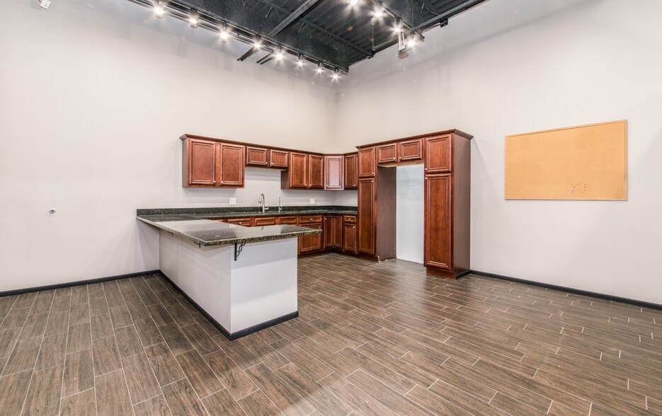 More Photos Of 1645 S River Rd, Des Plaines Office For Sale