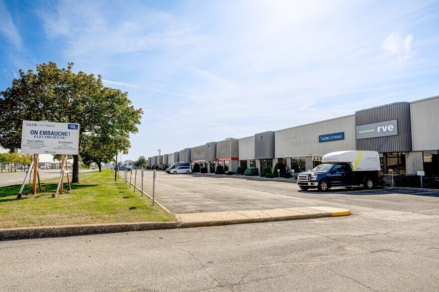 More Photos Of 3420-3480 Boul Industriel, Laval Service For Lease