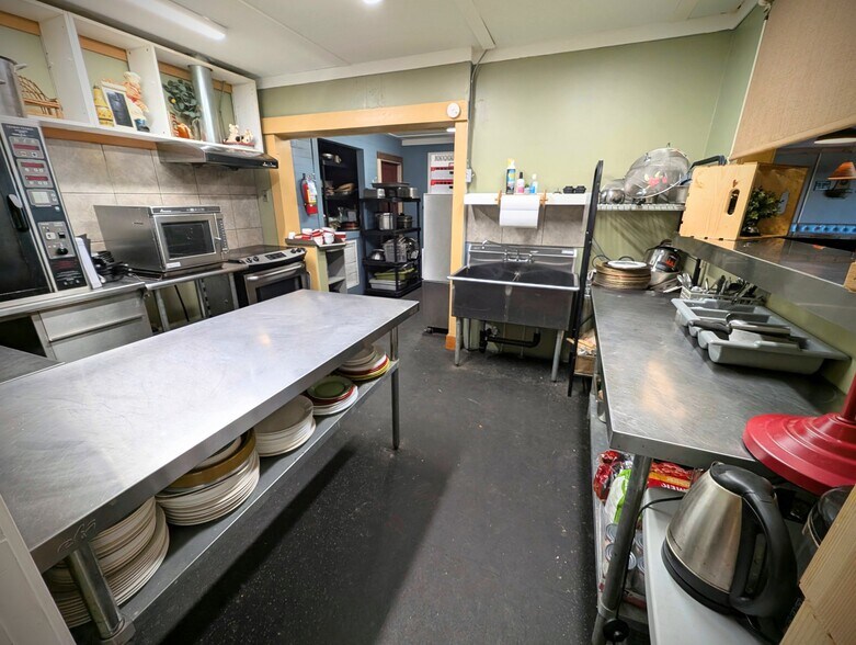 More Photos Of 5814 Riverside St, Abbotsford Storefront Retail Office For Sale