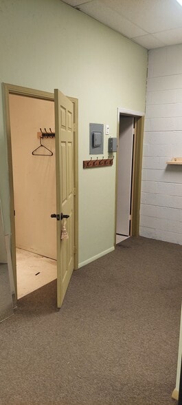 More Photos Of 2500-2548 N 4th St, Flagstaff Department Store For Lease