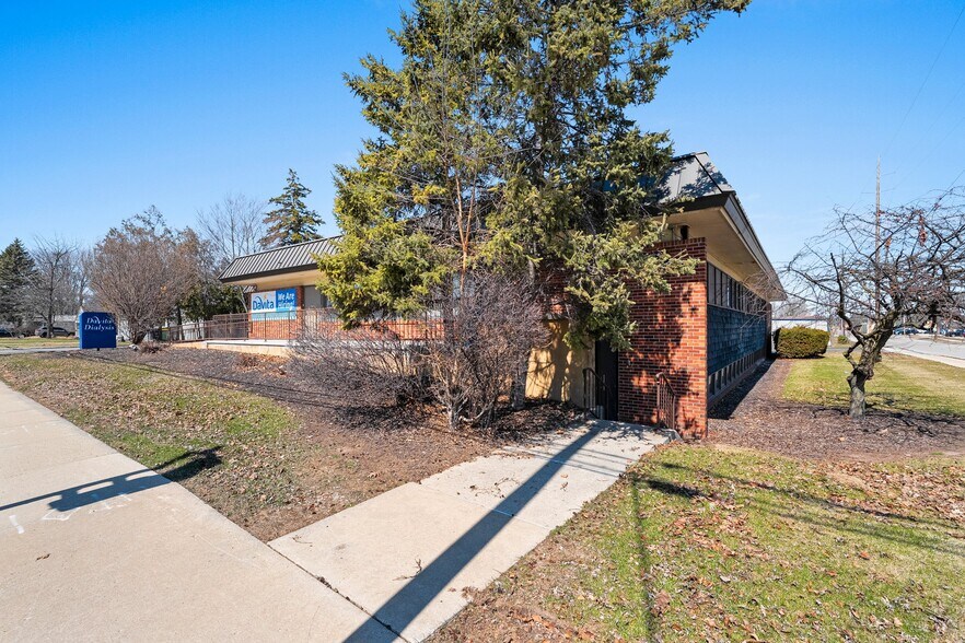 More Photos Of 1751 Deckner Ave, Green Bay Medical For Sale