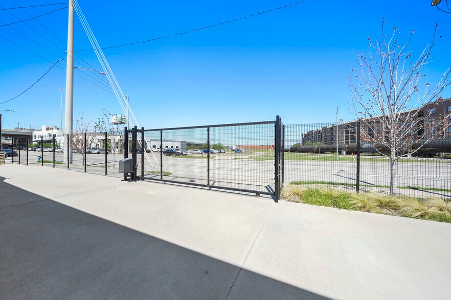 More Photos Of 121 St Emanuel St, Houston Flex For Sale