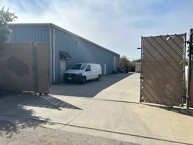 More Photos Of 43 N Peking St, Ventura Industrial For Lease