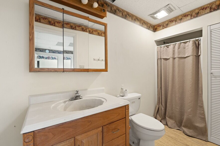 More Photos Of 756 Lakeshore Dr, Scottsburg Flex For Sale