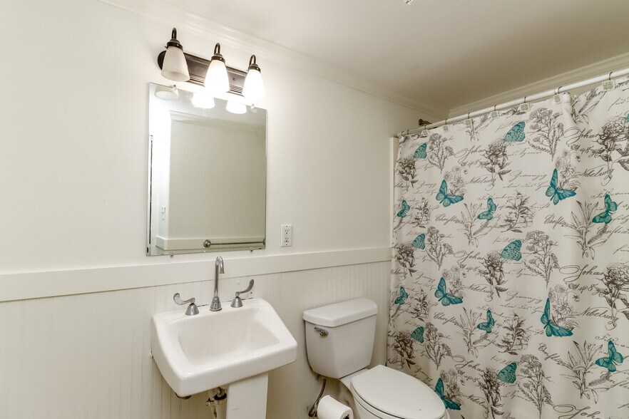 More Photos Of 3838 S Warner St, Tacoma Flex For Lease