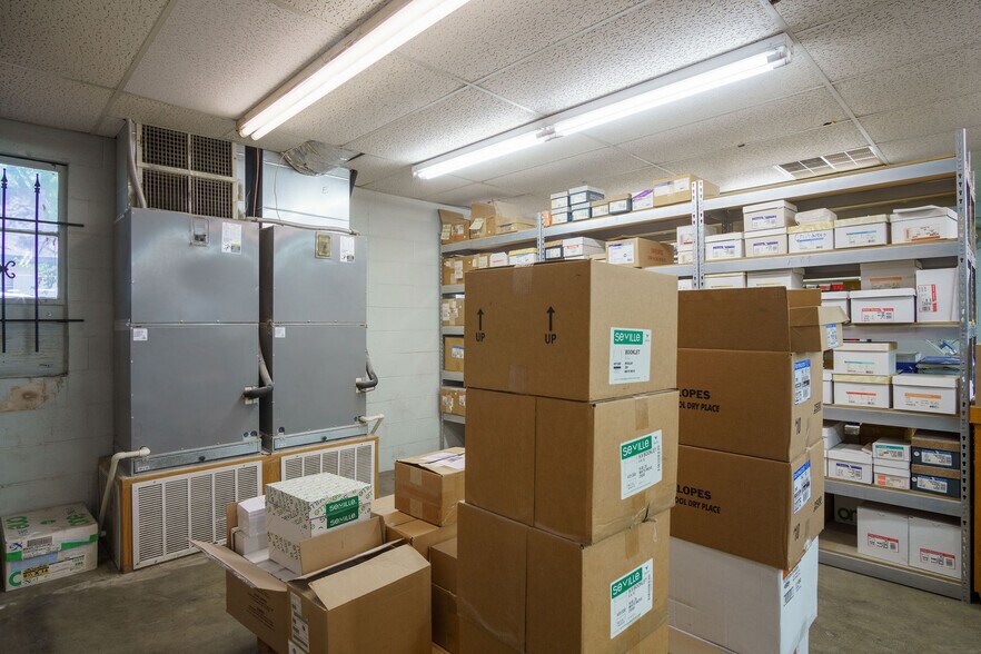 More Photos Of 611 S Mobberly Ave, Longview Flex For Sale