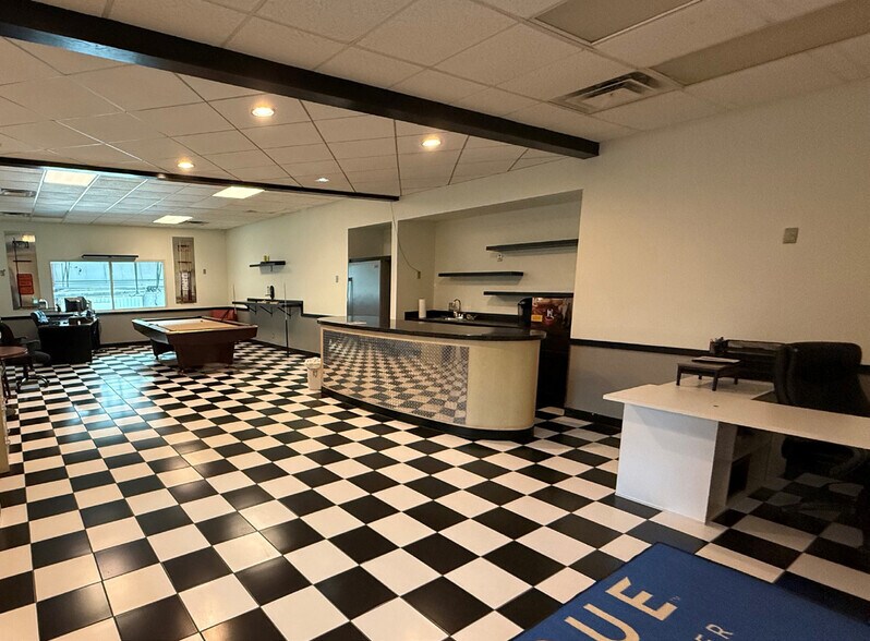 More Photos Of 10110 E 46th Pl, Tulsa Service For Lease