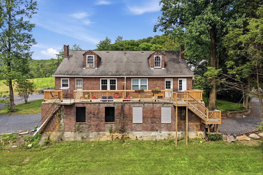 More Photos Of 429 Riverview Dr, Walnutport Flex For Sale