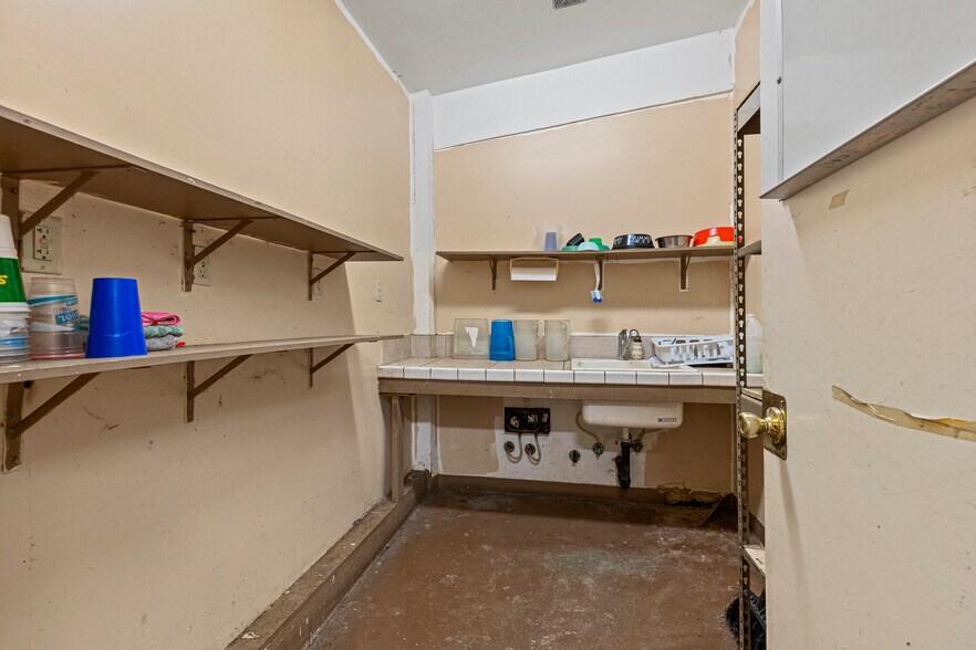 More Photos Of 245 N 7th St, Williams Light Distribution For Sale