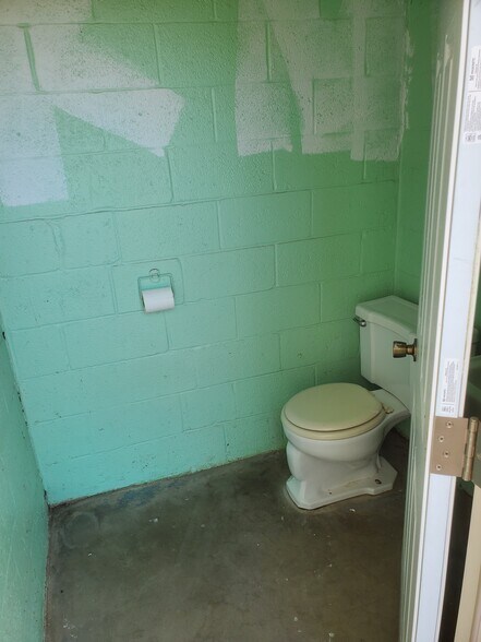 More Photos Of 401 N 3rd St, Lilbourn Flex For Sale