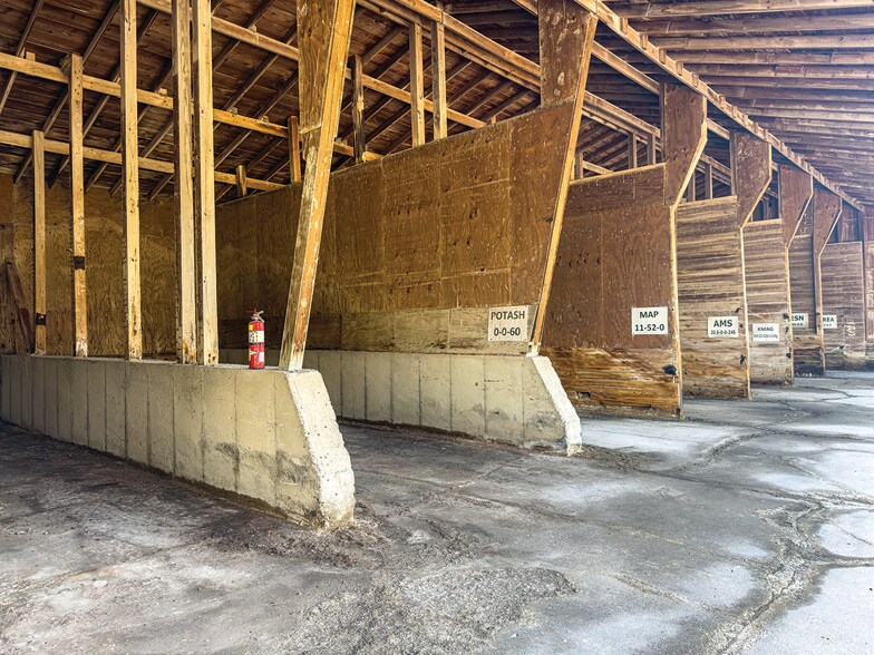 More Photos Of 3154 Depot st, Wawaka Office For Sale