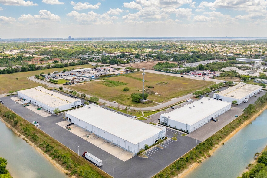 More Photos Of 911 E Industrial Cir, Cape Coral Unknown For Lease
