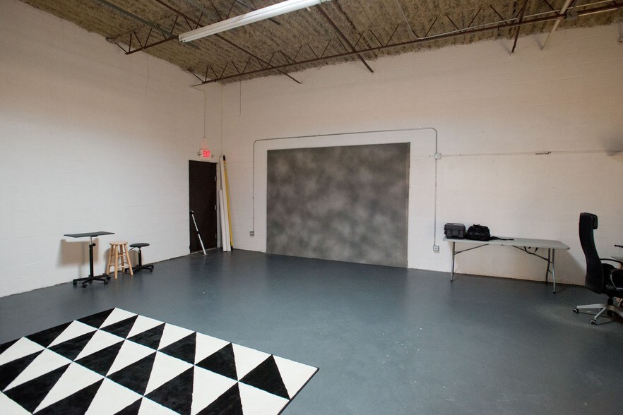 More Photos Of 641-683 Academy Dr, Northbrook Warehouse For Lease