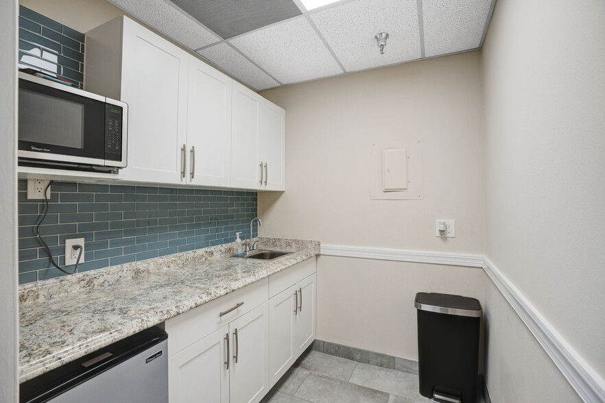 More Photos Of 1717 2nd St, Sarasota Office For Lease