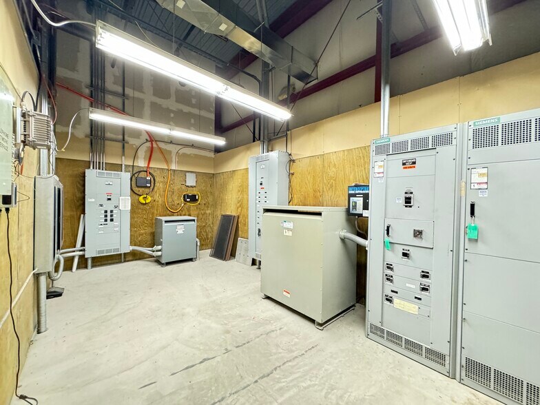 More Photos Of 2253 Air Park Rd, Rhinelander Distribution For Sale