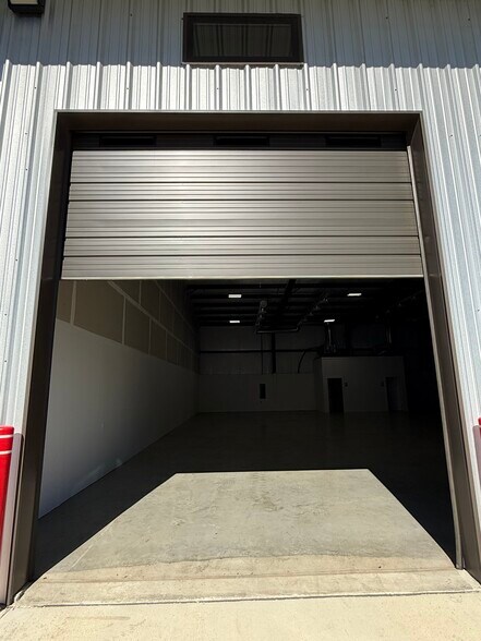 More Photos Of 13013 Harmon Rd, Fort Worth Service For Lease