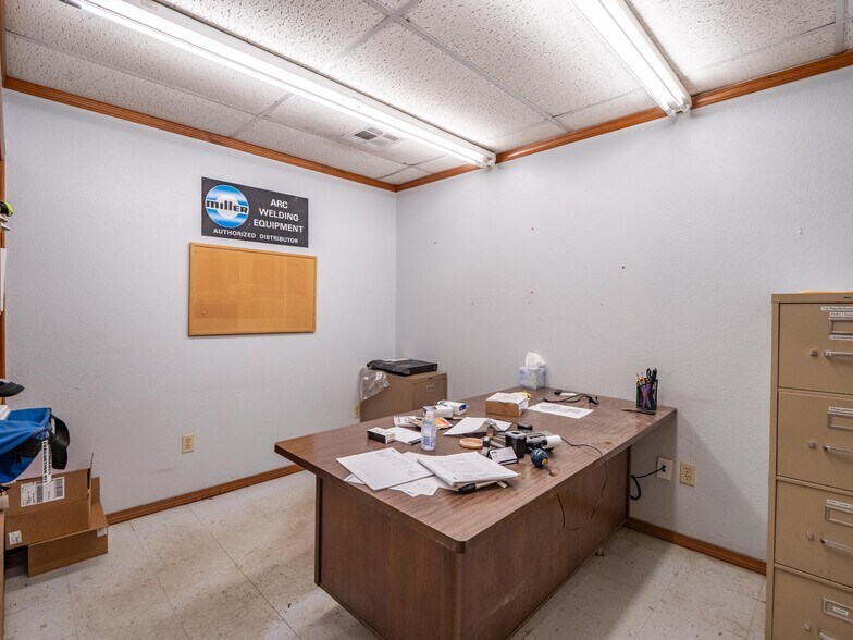 More Photos Of 1 W Choctaw Ave, Mcalester Flex For Sale