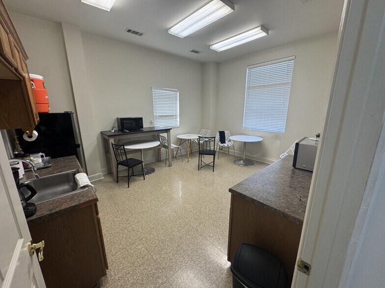 More Photos Of 3102 S Ruby Ave, Gonzales Light Distribution For Lease