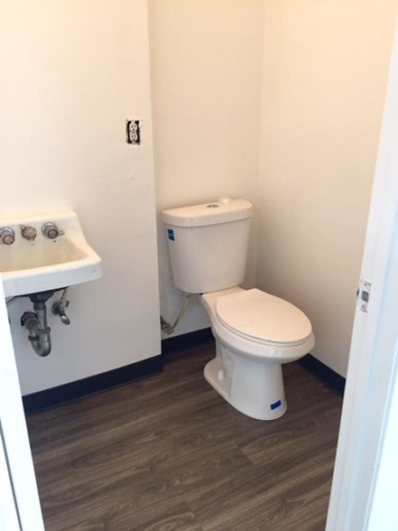 More Photos Of 704 S Railroad Ave, San Mateo Warehouse For Lease